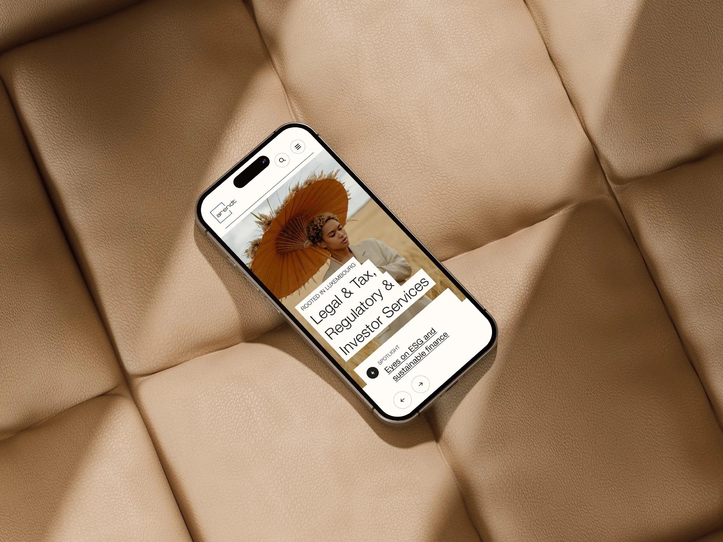Site Arendt sur smartphone posé sur un canapé en cuir