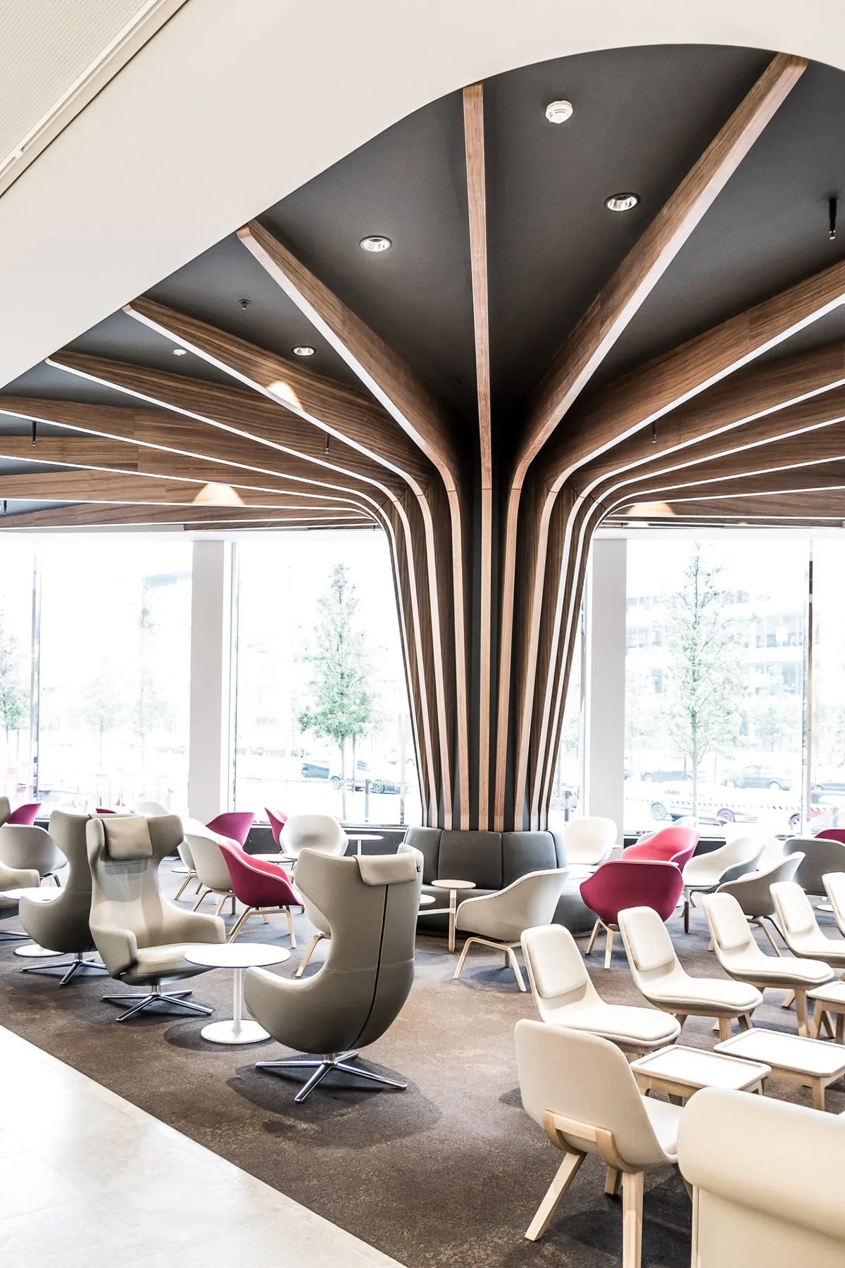 Lobby du siège d’Arendt sous un plafond en bois sculpté