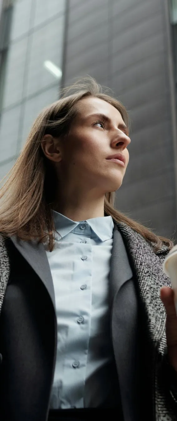 Portrait d’une femme devant une tour de bureaux