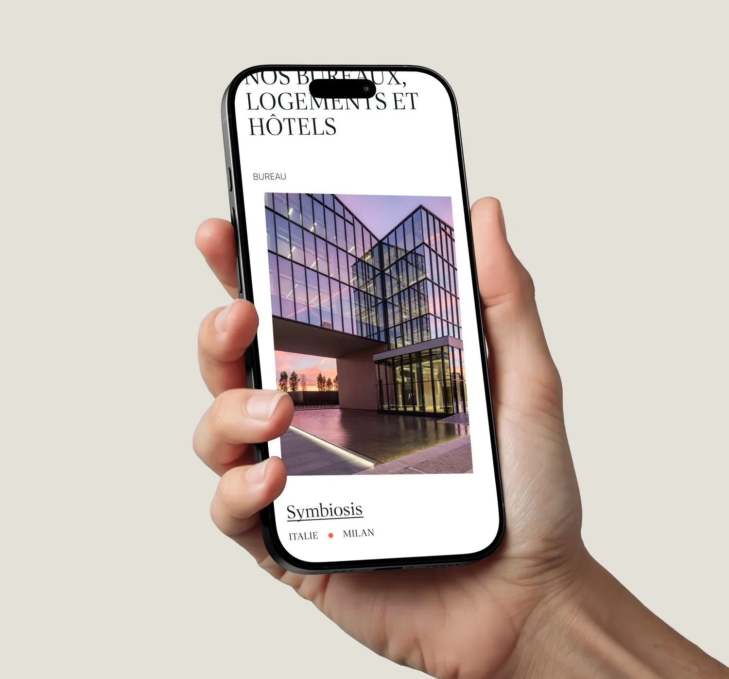 Page Nos bureaux sur smartphone tenu en main