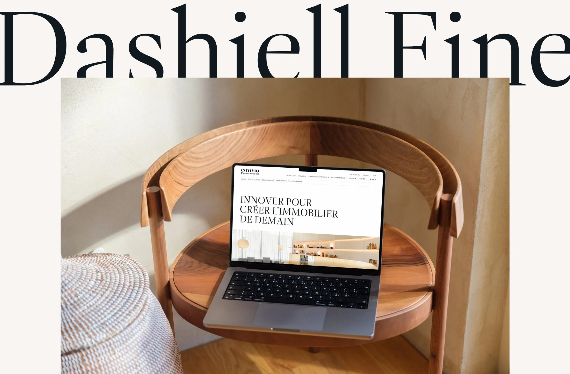 Le caractère Dashiell Fine au-dessus d’un ordinateur affichant le site Covivio