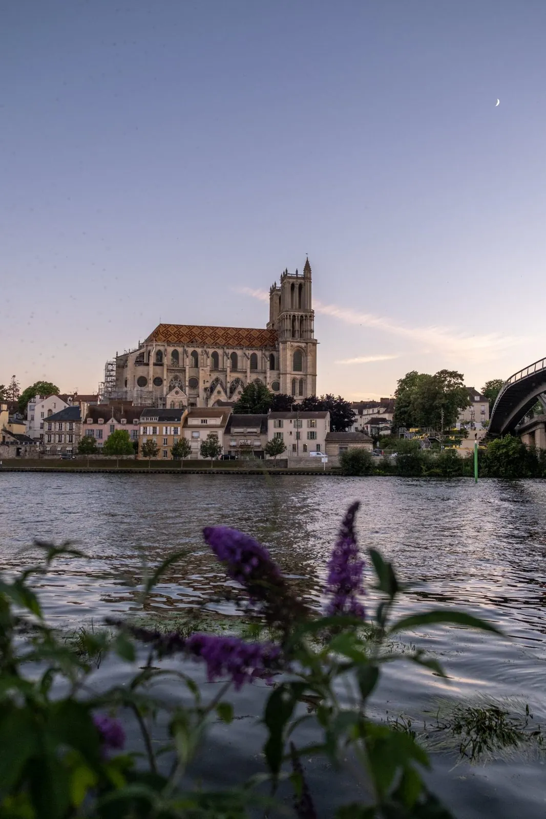 La collégiale de Mantes-la-Jolie au crépuscule, vue depuis la Seine